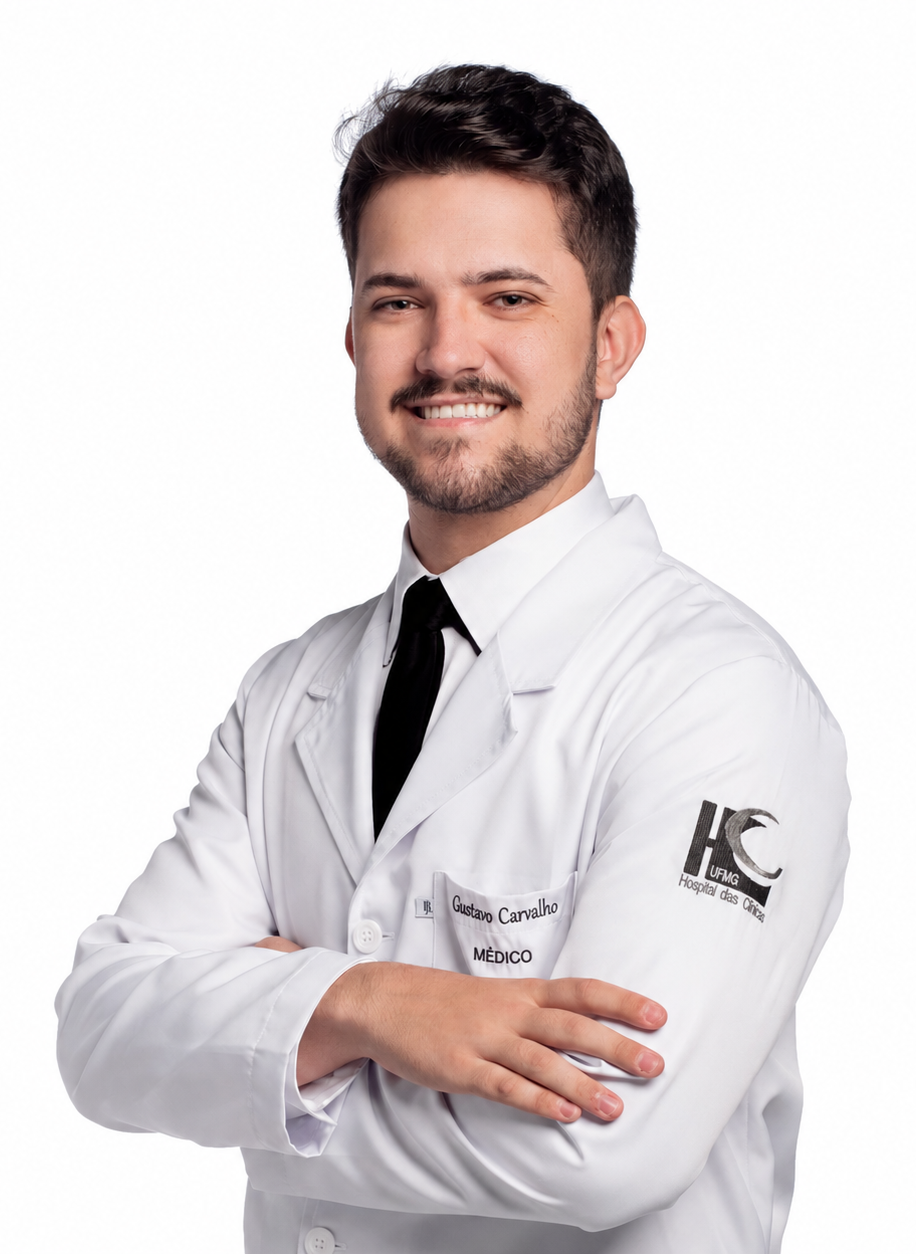 Dr. Gustavo Carvalho em seu consultório de neurologia